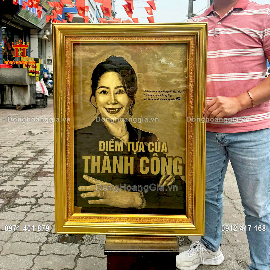 Bức tranh chân dung được nghệ nhân của Hoàng Gia chạm khắc tỉ mỉ